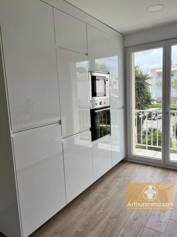 Vente                                                      Appartement
                        
                     3 pièces                      62 m2                     à Sète