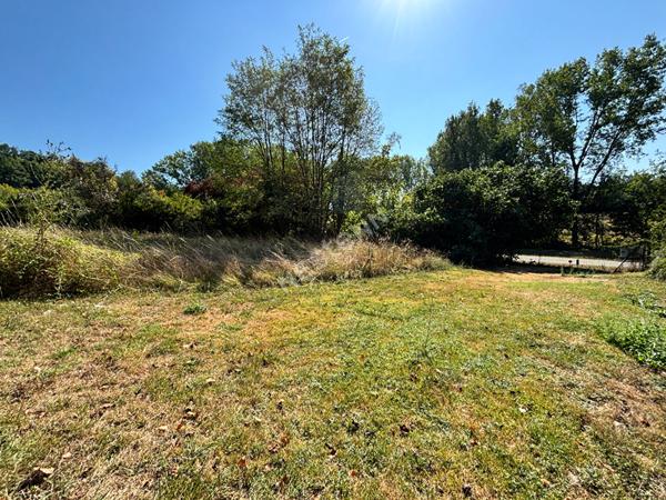 Agréable terrain à bâtir non viabilisé de 1048 m² à Bourret