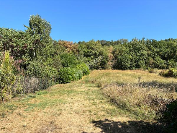 Agréable terrain à bâtir non viabilisé de 1048 m² à Bourret