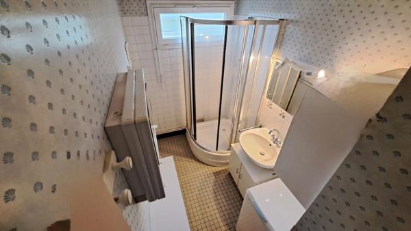 Maison de plain pied / 2 chambres / 2 garages / carpot /jardin.