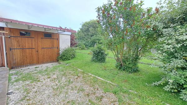 Maison de plain pied / 2 chambres / 2 garages / carpot /jardin.