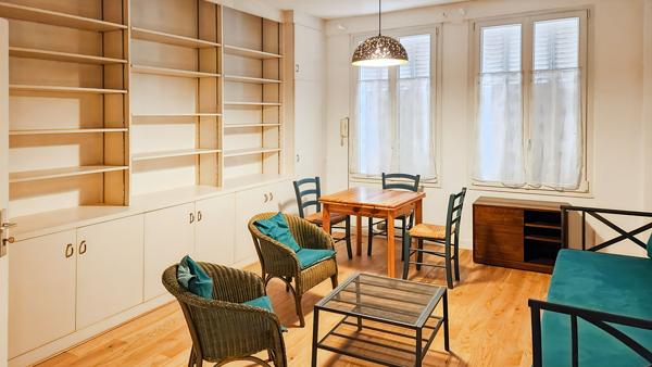 Grand 2 pièces 47 m² en RC rue et cour