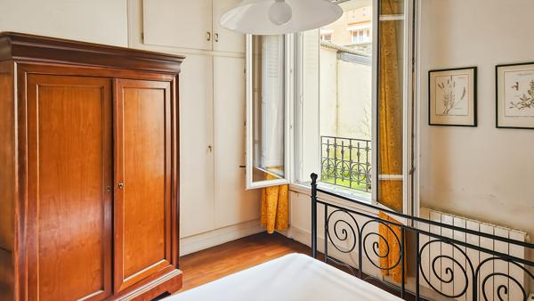 Grand 2 pièces 47 m² en RC rue et cour