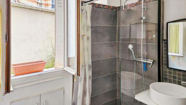 Grand 2 pièces 47 m² en RC rue et cour