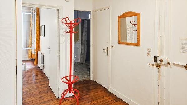 Grand 2 pièces 47 m² en RC rue et cour