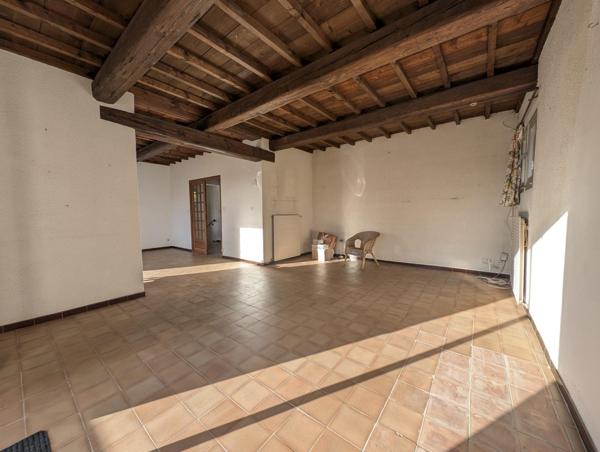 Une maison à réinventer pour s’installer durablement : nature, voisinage de qualité, accès Montpellier / hôpitaux.