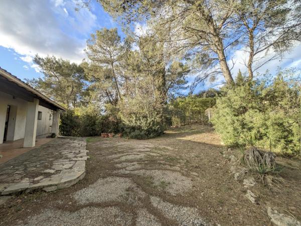 Une maison à réinventer pour s’installer durablement : nature, voisinage de qualité, accès Montpellier / hôpitaux.