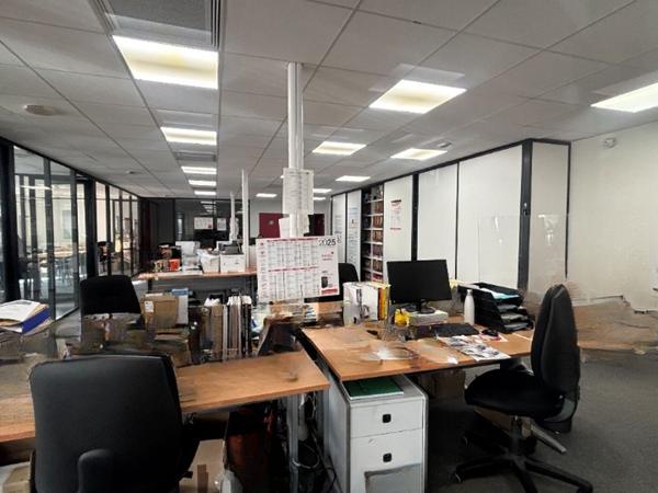 À VENDRE : Bureaux au 2ème étage d'un immeuble construit en 2016, bon état, lumineux avec cloisons modulables. À St Just St Rambert au sein d'une zone mixte commerciale et tertiaire, ...