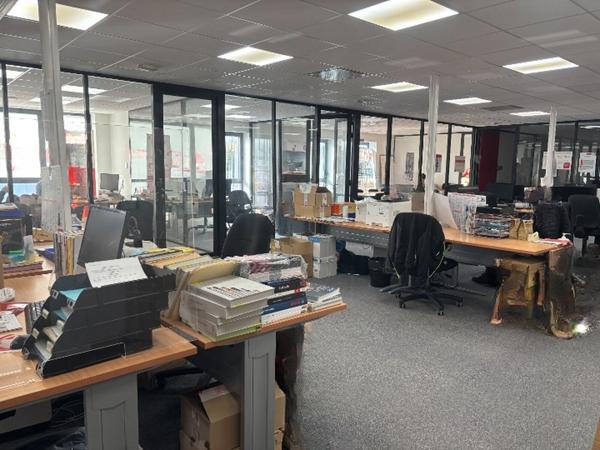 À VENDRE : Bureaux au 2ème étage d'un immeuble construit en 2016, bon état, lumineux avec cloisons modulables. À St Just St Rambert au sein d'une zone mixte commerciale et tertiaire, ...
