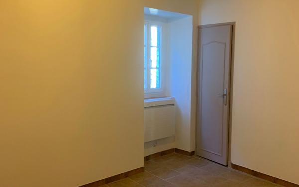 Appartement à louer    2 pièces •  Saint-Julien-les-Rosiers