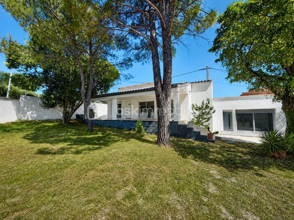Située à Saint-Christol-lez-Alès, cette belle maison de plain-pied de 133,59 m² habitables allie confort, modernité et nombreuses possibilités d'aménagement.

Vous découvrirez une spacieuse pièce de vie de près de 40 m² avec cuisine ouverte, baignée de lumière, donnant accès à une agréable terrasse couverte et au jardin.

L'espace nuit se compose de 3 chambres, d'une grande salle de bains avec douche à l'italienne et un WC.

Un véritable atout : une dépendance indépendante !

Ancien garage entièrement aménagé, cet espace bénéficie de son entrée indépendante, de sa terrasse privative, d'une grande salle de bains avec baignoire et WC, ainsi que de deux pièces de vie. Il conviendra parfaitement pour accueillir un proche, exercer une profession libérale, créer un espace de télétravail ou encore, recevoir famille et amis..

À l'extérieur, vous profiterez d'un terrain clos et arboré de 685 m², offrant un cadre agréable et sans vis-à-vis.

Les + :

✔ Quartier résidentiel recherché
✔ Maison de plain-pied
✔ 133,59 m² habitables
✔ Terrain de 685 m²
✔ Grande pièce de vie lumineuse
✔ 3 chambres
✔ Dépendance avec entrée indépendante et terrasse
✔ DPE B : excellente performance énergétique

Une maison aux multiples possibilités qui saura séduire une famille ou toute personne recherchant un logement avec un espace indépendant.

📞 Contactez-moi dès maintenant pour organiser une visite !