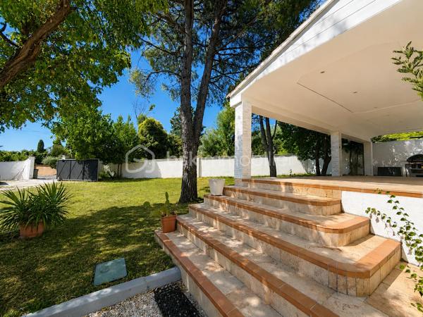 Située à Saint-Christol-lez-Alès, cette belle maison de plain-pied de 133,59 m² habitables allie confort, modernité et nombreuses possibilités d'aménagement.

Vous découvrirez une spacieuse pièce de vie de près de 40 m² avec cuisine ouverte, baignée de lumière, donnant accès à une agréable terrasse couverte et au jardin.

L'espace nuit se compose de 3 chambres, d'une grande salle de bains avec douche à l'italienne et un WC.

Un véritable atout : une dépendance indépendante !

Ancien garage entièrement aménagé, cet espace bénéficie de son entrée indépendante, de sa terrasse privative, d'une grande salle de bains avec baignoire et WC, ainsi que de deux pièces de vie. Il conviendra parfaitement pour accueillir un proche, exercer une profession libérale, créer un espace de télétravail ou encore, recevoir famille et amis..

À l'extérieur, vous profiterez d'un terrain clos et arboré de 685 m², offrant un cadre agréable et sans vis-à-vis.

Les + :

✔ Quartier résidentiel recherché
✔ Maison de plain-pied
✔ 133,59 m² habitables
✔ Terrain de 685 m²
✔ Grande pièce de vie lumineuse
✔ 3 chambres
✔ Dépendance avec entrée indépendante et terrasse
✔ DPE B : excellente performance énergétique

Une maison aux multiples possibilités qui saura séduire une famille ou toute personne recherchant un logement avec un espace indépendant.

📞 Contactez-moi dès maintenant pour organiser une visite !