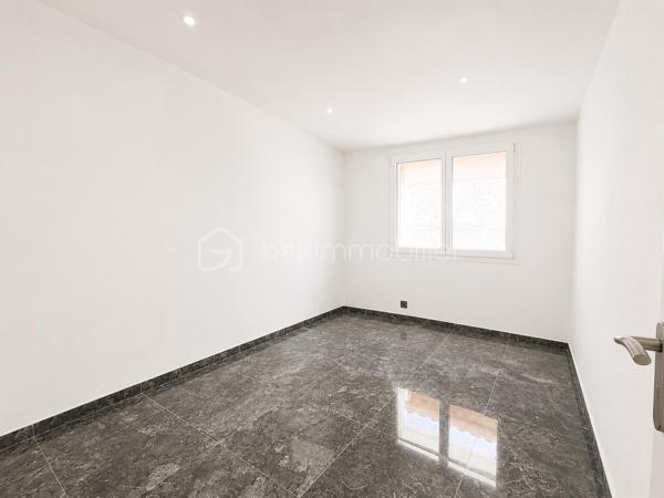 Située à Saint-Christol-lez-Alès, cette belle maison de plain-pied de 133,59 m² habitables allie confort, modernité et nombreuses possibilités d'aménagement.

Vous découvrirez une spacieuse pièce de vie de près de 40 m² avec cuisine ouverte, baignée de lumière, donnant accès à une agréable terrasse couverte et au jardin.

L'espace nuit se compose de 3 chambres, d'une grande salle de bains avec douche à l'italienne et un WC.

Un véritable atout : une dépendance indépendante !

Ancien garage entièrement aménagé, cet espace bénéficie de son entrée indépendante, de sa terrasse privative, d'une grande salle de bains avec baignoire et WC, ainsi que de deux pièces de vie. Il conviendra parfaitement pour accueillir un proche, exercer une profession libérale, créer un espace de télétravail ou encore, recevoir famille et amis..

À l'extérieur, vous profiterez d'un terrain clos et arboré de 685 m², offrant un cadre agréable et sans vis-à-vis.

Les + :

✔ Quartier résidentiel recherché
✔ Maison de plain-pied
✔ 133,59 m² habitables
✔ Terrain de 685 m²
✔ Grande pièce de vie lumineuse
✔ 3 chambres
✔ Dépendance avec entrée indépendante et terrasse
✔ DPE B : excellente performance énergétique

Une maison aux multiples possibilités qui saura séduire une famille ou toute personne recherchant un logement avec un espace indépendant.

📞 Contactez-moi dès maintenant pour organiser une visite !