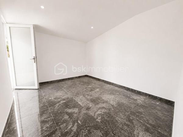 Située à Saint-Christol-lez-Alès, cette belle maison de plain-pied de 133,59 m² habitables allie confort, modernité et nombreuses possibilités d'aménagement.

Vous découvrirez une spacieuse pièce de vie de près de 40 m² avec cuisine ouverte, baignée de lumière, donnant accès à une agréable terrasse couverte et au jardin.

L'espace nuit se compose de 3 chambres, d'une grande salle de bains avec douche à l'italienne et un WC.

Un véritable atout : une dépendance indépendante !

Ancien garage entièrement aménagé, cet espace bénéficie de son entrée indépendante, de sa terrasse privative, d'une grande salle de bains avec baignoire et WC, ainsi que de deux pièces de vie. Il conviendra parfaitement pour accueillir un proche, exercer une profession libérale, créer un espace de télétravail ou encore, recevoir famille et amis..

À l'extérieur, vous profiterez d'un terrain clos et arboré de 685 m², offrant un cadre agréable et sans vis-à-vis.

Les + :

✔ Quartier résidentiel recherché
✔ Maison de plain-pied
✔ 133,59 m² habitables
✔ Terrain de 685 m²
✔ Grande pièce de vie lumineuse
✔ 3 chambres
✔ Dépendance avec entrée indépendante et terrasse
✔ DPE B : excellente performance énergétique

Une maison aux multiples possibilités qui saura séduire une famille ou toute personne recherchant un logement avec un espace indépendant.

📞 Contactez-moi dès maintenant pour organiser une visite !