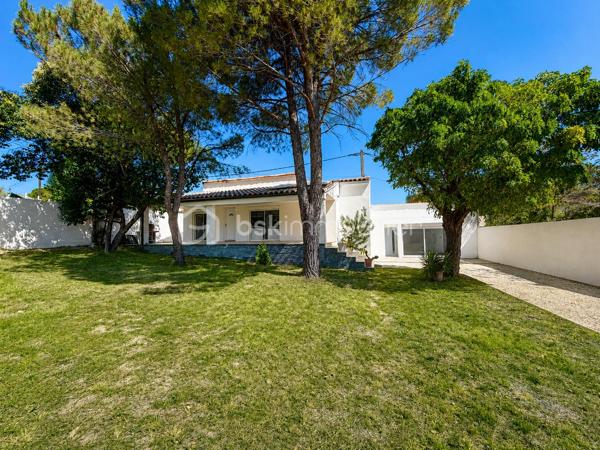 Située à Saint-Christol-lez-Alès, cette belle maison de plain-pied de 133,59 m² habitables allie confort, modernité et nombreuses possibilités d'aménagement.

Vous découvrirez une spacieuse pièce de vie de près de 40 m² avec cuisine ouverte, baignée de lumière, donnant accès à une agréable terrasse couverte et au jardin.

L'espace nuit se compose de 3 chambres, d'une grande salle de bains avec douche à l'italienne et un WC.

Un véritable atout : une dépendance indépendante !

Ancien garage entièrement aménagé, cet espace bénéficie de son entrée indépendante, de sa terrasse privative, d'une grande salle de bains avec baignoire et WC, ainsi que de deux pièces de vie. Il conviendra parfaitement pour accueillir un proche, exercer une profession libérale, créer un espace de télétravail ou encore, recevoir famille et amis..

À l'extérieur, vous profiterez d'un terrain clos et arboré de 685 m², offrant un cadre agréable et sans vis-à-vis.

Les + :

✔ Quartier résidentiel recherché
✔ Maison de plain-pied
✔ 133,59 m² habitables
✔ Terrain de 685 m²
✔ Grande pièce de vie lumineuse
✔ 3 chambres
✔ Dépendance avec entrée indépendante et terrasse
✔ DPE B : excellente performance énergétique

Une maison aux multiples possibilités qui saura séduire une famille ou toute personne recherchant un logement avec un espace indépendant.

📞 Contactez-moi dès maintenant pour organiser une visite !