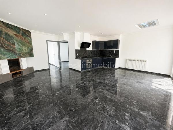 Située à Saint-Christol-lez-Alès, cette belle maison de plain-pied de 133,59 m² habitables allie confort, modernité et nombreuses possibilités d'aménagement.

Vous découvrirez une spacieuse pièce de vie de près de 40 m² avec cuisine ouverte, baignée de lumière, donnant accès à une agréable terrasse couverte et au jardin.

L'espace nuit se compose de 3 chambres, d'une grande salle de bains avec douche à l'italienne et un WC.

Un véritable atout : une dépendance indépendante !

Ancien garage entièrement aménagé, cet espace bénéficie de son entrée indépendante, de sa terrasse privative, d'une grande salle de bains avec baignoire et WC, ainsi que de deux pièces de vie. Il conviendra parfaitement pour accueillir un proche, exercer une profession libérale, créer un espace de télétravail ou encore, recevoir famille et amis..

À l'extérieur, vous profiterez d'un terrain clos et arboré de 685 m², offrant un cadre agréable et sans vis-à-vis.

Les + :

✔ Quartier résidentiel recherché
✔ Maison de plain-pied
✔ 133,59 m² habitables
✔ Terrain de 685 m²
✔ Grande pièce de vie lumineuse
✔ 3 chambres
✔ Dépendance avec entrée indépendante et terrasse
✔ DPE B : excellente performance énergétique

Une maison aux multiples possibilités qui saura séduire une famille ou toute personne recherchant un logement avec un espace indépendant.

📞 Contactez-moi dès maintenant pour organiser une visite !