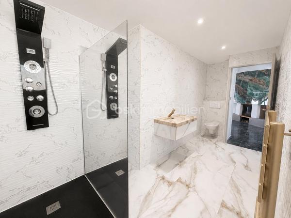 Située à Saint-Christol-lez-Alès, cette belle maison de plain-pied de 133,59 m² habitables allie confort, modernité et nombreuses possibilités d'aménagement.

Vous découvrirez une spacieuse pièce de vie de près de 40 m² avec cuisine ouverte, baignée de lumière, donnant accès à une agréable terrasse couverte et au jardin.

L'espace nuit se compose de 3 chambres, d'une grande salle de bains avec douche à l'italienne et un WC.

Un véritable atout : une dépendance indépendante !

Ancien garage entièrement aménagé, cet espace bénéficie de son entrée indépendante, de sa terrasse privative, d'une grande salle de bains avec baignoire et WC, ainsi que de deux pièces de vie. Il conviendra parfaitement pour accueillir un proche, exercer une profession libérale, créer un espace de télétravail ou encore, recevoir famille et amis..

À l'extérieur, vous profiterez d'un terrain clos et arboré de 685 m², offrant un cadre agréable et sans vis-à-vis.

Les + :

✔ Quartier résidentiel recherché
✔ Maison de plain-pied
✔ 133,59 m² habitables
✔ Terrain de 685 m²
✔ Grande pièce de vie lumineuse
✔ 3 chambres
✔ Dépendance avec entrée indépendante et terrasse
✔ DPE B : excellente performance énergétique

Une maison aux multiples possibilités qui saura séduire une famille ou toute personne recherchant un logement avec un espace indépendant.

📞 Contactez-moi dès maintenant pour organiser une visite !