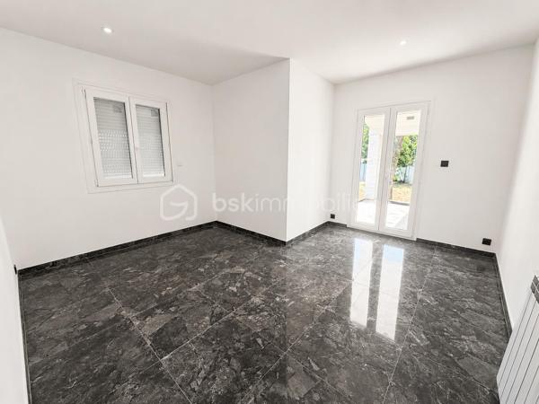 Située à Saint-Christol-lez-Alès, cette belle maison de plain-pied de 133,59 m² habitables allie confort, modernité et nombreuses possibilités d'aménagement.

Vous découvrirez une spacieuse pièce de vie de près de 40 m² avec cuisine ouverte, baignée de lumière, donnant accès à une agréable terrasse couverte et au jardin.

L'espace nuit se compose de 3 chambres, d'une grande salle de bains avec douche à l'italienne et un WC.

Un véritable atout : une dépendance indépendante !

Ancien garage entièrement aménagé, cet espace bénéficie de son entrée indépendante, de sa terrasse privative, d'une grande salle de bains avec baignoire et WC, ainsi que de deux pièces de vie. Il conviendra parfaitement pour accueillir un proche, exercer une profession libérale, créer un espace de télétravail ou encore, recevoir famille et amis..

À l'extérieur, vous profiterez d'un terrain clos et arboré de 685 m², offrant un cadre agréable et sans vis-à-vis.

Les + :

✔ Quartier résidentiel recherché
✔ Maison de plain-pied
✔ 133,59 m² habitables
✔ Terrain de 685 m²
✔ Grande pièce de vie lumineuse
✔ 3 chambres
✔ Dépendance avec entrée indépendante et terrasse
✔ DPE B : excellente performance énergétique

Une maison aux multiples possibilités qui saura séduire une famille ou toute personne recherchant un logement avec un espace indépendant.

📞 Contactez-moi dès maintenant pour organiser une visite !