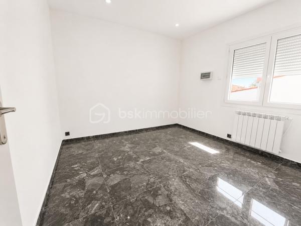 Située à Saint-Christol-lez-Alès, cette belle maison de plain-pied de 133,59 m² habitables allie confort, modernité et nombreuses possibilités d'aménagement.

Vous découvrirez une spacieuse pièce de vie de près de 40 m² avec cuisine ouverte, baignée de lumière, donnant accès à une agréable terrasse couverte et au jardin.

L'espace nuit se compose de 3 chambres, d'une grande salle de bains avec douche à l'italienne et un WC.

Un véritable atout : une dépendance indépendante !

Ancien garage entièrement aménagé, cet espace bénéficie de son entrée indépendante, de sa terrasse privative, d'une grande salle de bains avec baignoire et WC, ainsi que de deux pièces de vie. Il conviendra parfaitement pour accueillir un proche, exercer une profession libérale, créer un espace de télétravail ou encore, recevoir famille et amis..

À l'extérieur, vous profiterez d'un terrain clos et arboré de 685 m², offrant un cadre agréable et sans vis-à-vis.

Les + :

✔ Quartier résidentiel recherché
✔ Maison de plain-pied
✔ 133,59 m² habitables
✔ Terrain de 685 m²
✔ Grande pièce de vie lumineuse
✔ 3 chambres
✔ Dépendance avec entrée indépendante et terrasse
✔ DPE B : excellente performance énergétique

Une maison aux multiples possibilités qui saura séduire une famille ou toute personne recherchant un logement avec un espace indépendant.

📞 Contactez-moi dès maintenant pour organiser une visite !