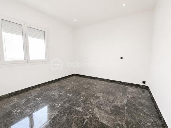 Située à Saint-Christol-lez-Alès, cette belle maison de plain-pied de 133,59 m² habitables allie confort, modernité et nombreuses possibilités d'aménagement.

Vous découvrirez une spacieuse pièce de vie de près de 40 m² avec cuisine ouverte, baignée de lumière, donnant accès à une agréable terrasse couverte et au jardin.

L'espace nuit se compose de 3 chambres, d'une grande salle de bains avec douche à l'italienne et un WC.

Un véritable atout : une dépendance indépendante !

Ancien garage entièrement aménagé, cet espace bénéficie de son entrée indépendante, de sa terrasse privative, d'une grande salle de bains avec baignoire et WC, ainsi que de deux pièces de vie. Il conviendra parfaitement pour accueillir un proche, exercer une profession libérale, créer un espace de télétravail ou encore, recevoir famille et amis..

À l'extérieur, vous profiterez d'un terrain clos et arboré de 685 m², offrant un cadre agréable et sans vis-à-vis.

Les + :

✔ Quartier résidentiel recherché
✔ Maison de plain-pied
✔ 133,59 m² habitables
✔ Terrain de 685 m²
✔ Grande pièce de vie lumineuse
✔ 3 chambres
✔ Dépendance avec entrée indépendante et terrasse
✔ DPE B : excellente performance énergétique

Une maison aux multiples possibilités qui saura séduire une famille ou toute personne recherchant un logement avec un espace indépendant.

📞 Contactez-moi dès maintenant pour organiser une visite !