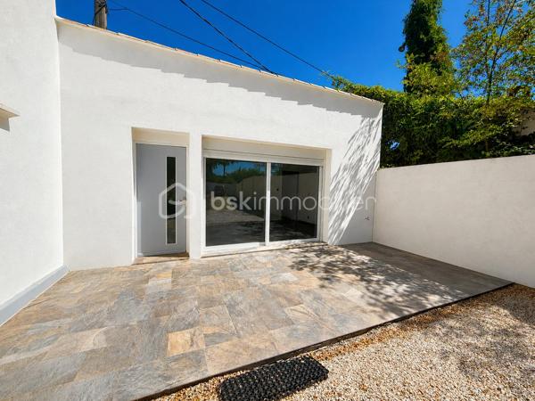 Située à Saint-Christol-lez-Alès, cette belle maison de plain-pied de 133,59 m² habitables allie confort, modernité et nombreuses possibilités d'aménagement.

Vous découvrirez une spacieuse pièce de vie de près de 40 m² avec cuisine ouverte, baignée de lumière, donnant accès à une agréable terrasse couverte et au jardin.

L'espace nuit se compose de 3 chambres, d'une grande salle de bains avec douche à l'italienne et un WC.

Un véritable atout : une dépendance indépendante !

Ancien garage entièrement aménagé, cet espace bénéficie de son entrée indépendante, de sa terrasse privative, d'une grande salle de bains avec baignoire et WC, ainsi que de deux pièces de vie. Il conviendra parfaitement pour accueillir un proche, exercer une profession libérale, créer un espace de télétravail ou encore, recevoir famille et amis..

À l'extérieur, vous profiterez d'un terrain clos et arboré de 685 m², offrant un cadre agréable et sans vis-à-vis.

Les + :

✔ Quartier résidentiel recherché
✔ Maison de plain-pied
✔ 133,59 m² habitables
✔ Terrain de 685 m²
✔ Grande pièce de vie lumineuse
✔ 3 chambres
✔ Dépendance avec entrée indépendante et terrasse
✔ DPE B : excellente performance énergétique

Une maison aux multiples possibilités qui saura séduire une famille ou toute personne recherchant un logement avec un espace indépendant.

📞 Contactez-moi dès maintenant pour organiser une visite !