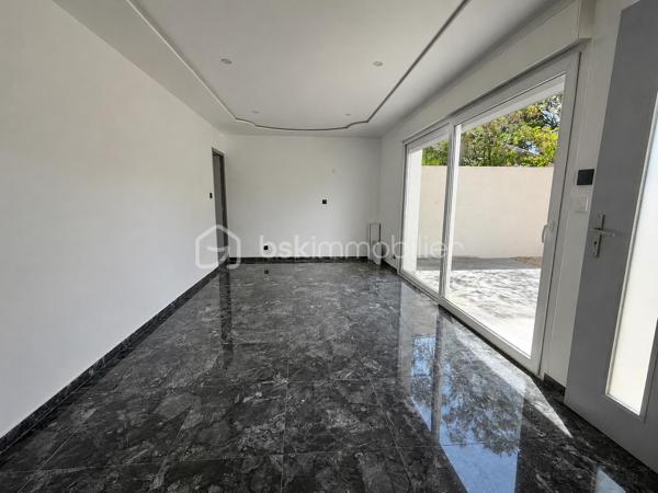 Située à Saint-Christol-lez-Alès, cette belle maison de plain-pied de 133,59 m² habitables allie confort, modernité et nombreuses possibilités d'aménagement.

Vous découvrirez une spacieuse pièce de vie de près de 40 m² avec cuisine ouverte, baignée de lumière, donnant accès à une agréable terrasse couverte et au jardin.

L'espace nuit se compose de 3 chambres, d'une grande salle de bains avec douche à l'italienne et un WC.

Un véritable atout : une dépendance indépendante !

Ancien garage entièrement aménagé, cet espace bénéficie de son entrée indépendante, de sa terrasse privative, d'une grande salle de bains avec baignoire et WC, ainsi que de deux pièces de vie. Il conviendra parfaitement pour accueillir un proche, exercer une profession libérale, créer un espace de télétravail ou encore, recevoir famille et amis..

À l'extérieur, vous profiterez d'un terrain clos et arboré de 685 m², offrant un cadre agréable et sans vis-à-vis.

Les + :

✔ Quartier résidentiel recherché
✔ Maison de plain-pied
✔ 133,59 m² habitables
✔ Terrain de 685 m²
✔ Grande pièce de vie lumineuse
✔ 3 chambres
✔ Dépendance avec entrée indépendante et terrasse
✔ DPE B : excellente performance énergétique

Une maison aux multiples possibilités qui saura séduire une famille ou toute personne recherchant un logement avec un espace indépendant.

📞 Contactez-moi dès maintenant pour organiser une visite !