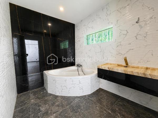 Située à Saint-Christol-lez-Alès, cette belle maison de plain-pied de 133,59 m² habitables allie confort, modernité et nombreuses possibilités d'aménagement.

Vous découvrirez une spacieuse pièce de vie de près de 40 m² avec cuisine ouverte, baignée de lumière, donnant accès à une agréable terrasse couverte et au jardin.

L'espace nuit se compose de 3 chambres, d'une grande salle de bains avec douche à l'italienne et un WC.

Un véritable atout : une dépendance indépendante !

Ancien garage entièrement aménagé, cet espace bénéficie de son entrée indépendante, de sa terrasse privative, d'une grande salle de bains avec baignoire et WC, ainsi que de deux pièces de vie. Il conviendra parfaitement pour accueillir un proche, exercer une profession libérale, créer un espace de télétravail ou encore, recevoir famille et amis..

À l'extérieur, vous profiterez d'un terrain clos et arboré de 685 m², offrant un cadre agréable et sans vis-à-vis.

Les + :

✔ Quartier résidentiel recherché
✔ Maison de plain-pied
✔ 133,59 m² habitables
✔ Terrain de 685 m²
✔ Grande pièce de vie lumineuse
✔ 3 chambres
✔ Dépendance avec entrée indépendante et terrasse
✔ DPE B : excellente performance énergétique

Une maison aux multiples possibilités qui saura séduire une famille ou toute personne recherchant un logement avec un espace indépendant.

📞 Contactez-moi dès maintenant pour organiser une visite !