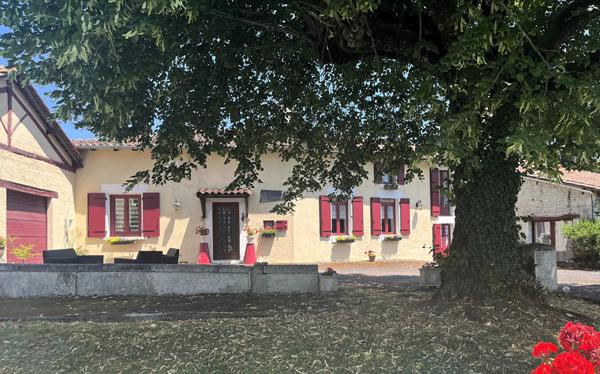 Maison pleine de charme, proche de Montmoreau. Saint amant