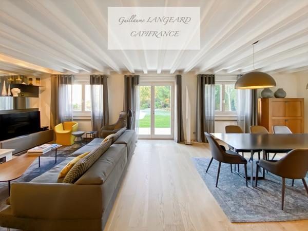 Maison d'exception en centre ville, 364 m2 et 1414 m2 de terrain - OYONNAX (01)