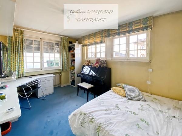 Maison d'exception en centre ville, 364 m2 et 1414 m2 de terrain - OYONNAX (01)