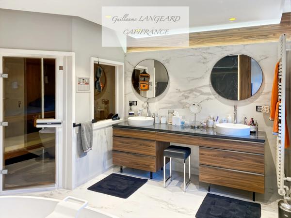 Maison d'exception en centre ville, 364 m2 et 1414 m2 de terrain - OYONNAX (01)