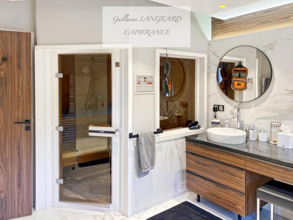 Maison d'exception en centre ville, 364 m2 et 1414 m2 de terrain - OYONNAX (01)