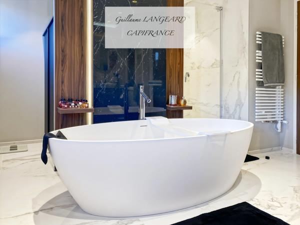 Maison d'exception en centre ville, 364 m2 et 1414 m2 de terrain - OYONNAX (01)