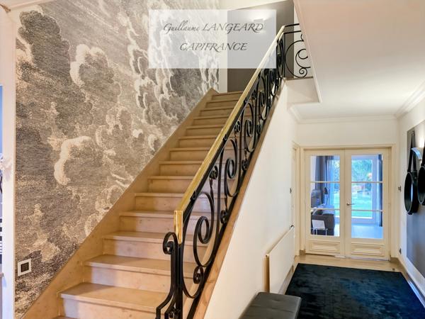 Maison d'exception en centre ville, 364 m2 et 1414 m2 de terrain - OYONNAX (01)