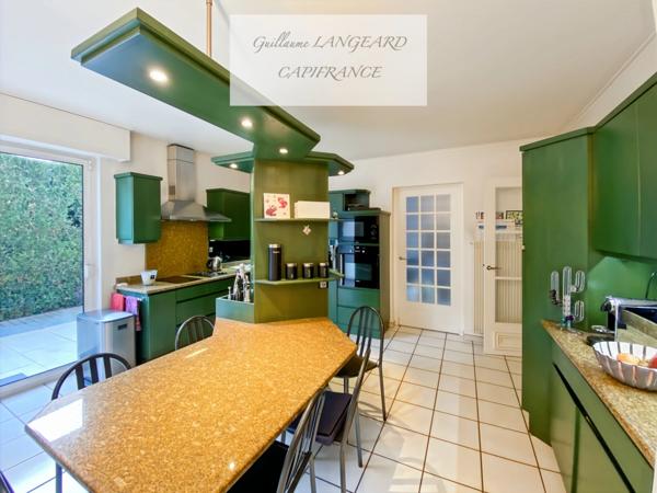 Maison d'exception en centre ville, 364 m2 et 1414 m2 de terrain - OYONNAX (01)