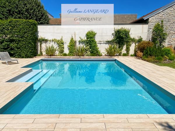 Maison d'exception en centre ville, 364 m2 et 1414 m2 de terrain - OYONNAX (01)