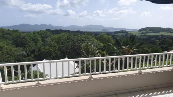 DUCOS – Appartement T4 en RDC avec grande terrasse et vue mer