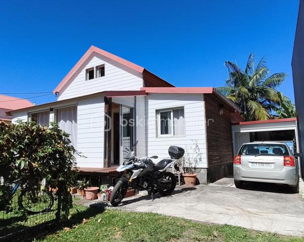 Récemment rénovée, cette agréable maison T3 de 84 m² allie confort, fonctionnalité et charme.
Dès l'entrée, vous serez séduit par sa véranda, idéale comme espace de détente supplémentaire. La maison dispose d'une belle pièce de vie comprenant un séjour convivial, une cuisine ouverte et un coin repas, offrant un cadre de vie chaleureux pour toute la famille.
Le rez-de-chaussée comprend également une chambre, un cellier pratique pour le rangement, avec possibilité d'en faire un bureau ou une autre chambre d'appoint, ainsi qu'une salle d'eau avec douche, donnant sur une terrasse arrière, idéale pour profiter pleinement des beaux jours en toute tranquillité.
À l'étage, une seconde chambre complète l'ensemble et offre un espace nuit préservé.
Un garage couvert vient parfaire les prestations de ce bien.
Une maison rénovée, prête à vivre, idéale pour une résidence principale, un premier achat ou un investissement locatif.