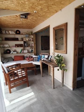 Récemment rénovée, cette agréable maison T3 de 84 m² allie confort, fonctionnalité et charme.
Dès l'entrée, vous serez séduit par sa véranda, idéale comme espace de détente supplémentaire. La maison dispose d'une belle pièce de vie comprenant un séjour convivial, une cuisine ouverte et un coin repas, offrant un cadre de vie chaleureux pour toute la famille.
Le rez-de-chaussée comprend également une chambre, un cellier pratique pour le rangement, avec possibilité d'en faire un bureau ou une autre chambre d'appoint, ainsi qu'une salle d'eau avec douche, donnant sur une terrasse arrière, idéale pour profiter pleinement des beaux jours en toute tranquillité.
À l'étage, une seconde chambre complète l'ensemble et offre un espace nuit préservé.
Un garage couvert vient parfaire les prestations de ce bien.
Une maison rénovée, prête à vivre, idéale pour une résidence principale, un premier achat ou un investissement locatif.