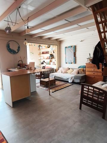Récemment rénovée, cette agréable maison T3 de 84 m² allie confort, fonctionnalité et charme.
Dès l'entrée, vous serez séduit par sa véranda, idéale comme espace de détente supplémentaire. La maison dispose d'une belle pièce de vie comprenant un séjour convivial, une cuisine ouverte et un coin repas, offrant un cadre de vie chaleureux pour toute la famille.
Le rez-de-chaussée comprend également une chambre, un cellier pratique pour le rangement, avec possibilité d'en faire un bureau ou une autre chambre d'appoint, ainsi qu'une salle d'eau avec douche, donnant sur une terrasse arrière, idéale pour profiter pleinement des beaux jours en toute tranquillité.
À l'étage, une seconde chambre complète l'ensemble et offre un espace nuit préservé.
Un garage couvert vient parfaire les prestations de ce bien.
Une maison rénovée, prête à vivre, idéale pour une résidence principale, un premier achat ou un investissement locatif.