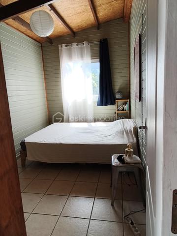 Récemment rénovée, cette agréable maison T3 de 84 m² allie confort, fonctionnalité et charme.
Dès l'entrée, vous serez séduit par sa véranda, idéale comme espace de détente supplémentaire. La maison dispose d'une belle pièce de vie comprenant un séjour convivial, une cuisine ouverte et un coin repas, offrant un cadre de vie chaleureux pour toute la famille.
Le rez-de-chaussée comprend également une chambre, un cellier pratique pour le rangement, avec possibilité d'en faire un bureau ou une autre chambre d'appoint, ainsi qu'une salle d'eau avec douche, donnant sur une terrasse arrière, idéale pour profiter pleinement des beaux jours en toute tranquillité.
À l'étage, une seconde chambre complète l'ensemble et offre un espace nuit préservé.
Un garage couvert vient parfaire les prestations de ce bien.
Une maison rénovée, prête à vivre, idéale pour une résidence principale, un premier achat ou un investissement locatif.
