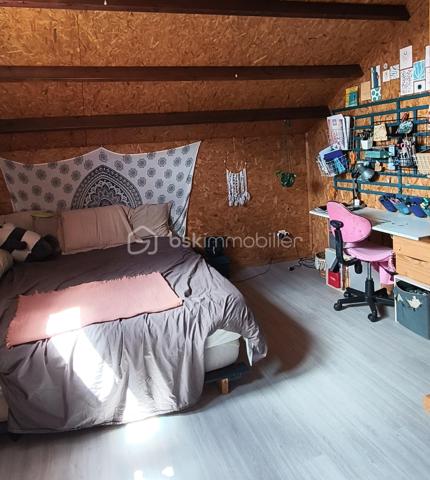 Récemment rénovée, cette agréable maison T3 de 84 m² allie confort, fonctionnalité et charme.
Dès l'entrée, vous serez séduit par sa véranda, idéale comme espace de détente supplémentaire. La maison dispose d'une belle pièce de vie comprenant un séjour convivial, une cuisine ouverte et un coin repas, offrant un cadre de vie chaleureux pour toute la famille.
Le rez-de-chaussée comprend également une chambre, un cellier pratique pour le rangement, avec possibilité d'en faire un bureau ou une autre chambre d'appoint, ainsi qu'une salle d'eau avec douche, donnant sur une terrasse arrière, idéale pour profiter pleinement des beaux jours en toute tranquillité.
À l'étage, une seconde chambre complète l'ensemble et offre un espace nuit préservé.
Un garage couvert vient parfaire les prestations de ce bien.
Une maison rénovée, prête à vivre, idéale pour une résidence principale, un premier achat ou un investissement locatif.