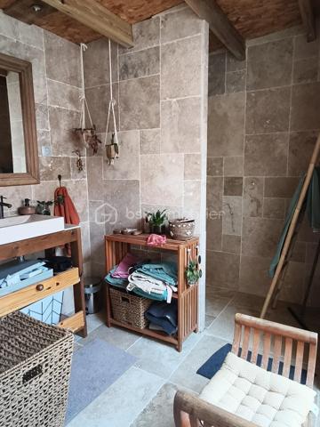 Récemment rénovée, cette agréable maison T3 de 84 m² allie confort, fonctionnalité et charme.
Dès l'entrée, vous serez séduit par sa véranda, idéale comme espace de détente supplémentaire. La maison dispose d'une belle pièce de vie comprenant un séjour convivial, une cuisine ouverte et un coin repas, offrant un cadre de vie chaleureux pour toute la famille.
Le rez-de-chaussée comprend également une chambre, un cellier pratique pour le rangement, avec possibilité d'en faire un bureau ou une autre chambre d'appoint, ainsi qu'une salle d'eau avec douche, donnant sur une terrasse arrière, idéale pour profiter pleinement des beaux jours en toute tranquillité.
À l'étage, une seconde chambre complète l'ensemble et offre un espace nuit préservé.
Un garage couvert vient parfaire les prestations de ce bien.
Une maison rénovée, prête à vivre, idéale pour une résidence principale, un premier achat ou un investissement locatif.