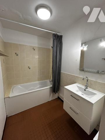 Proche place Dunois, appart F2 avec deux balcons et une place de parking