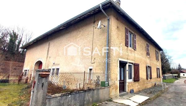 Maison ancienne en pierre avec grandes dépendances