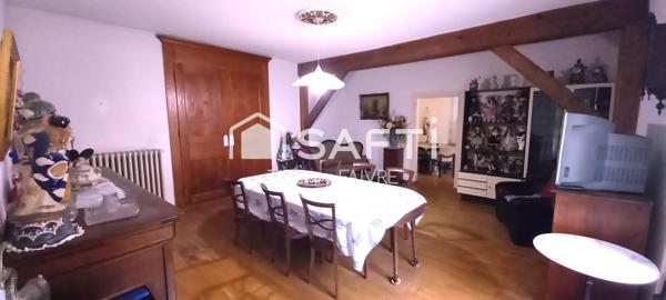 Maison ancienne en pierre avec grandes dépendances