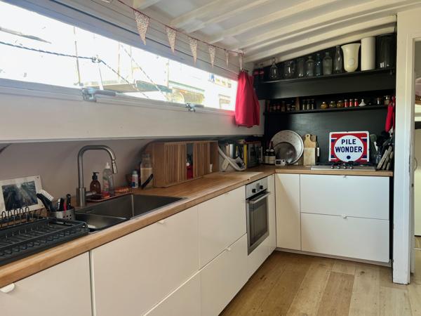 Paris (75012) Grand loft familial avec terrasse panoramique aménagé dans une péniche navigante