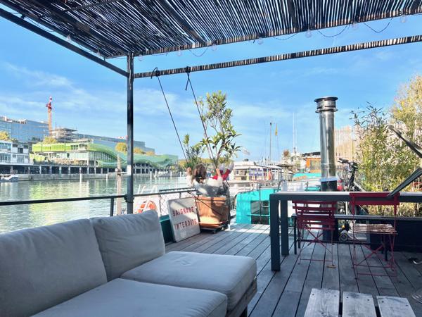 Paris (75012) Grand loft familial avec terrasse panoramique aménagé dans une péniche navigante