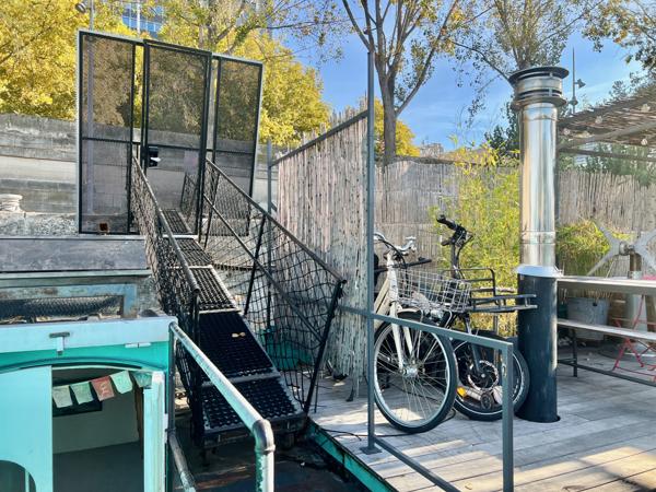 Paris (75012) Grand loft familial avec terrasse panoramique aménagé dans une péniche navigante