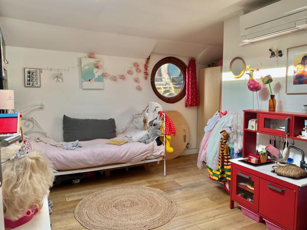 Paris (75012) Grand loft familial avec terrasse panoramique aménagé dans une péniche navigante